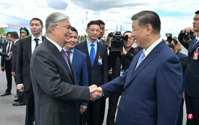 习近平专机抵达哈萨克斯坦 三架哈军机升空护航