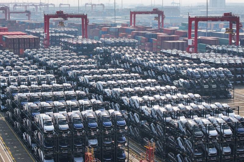 中国主要的电动汽车制造商比亚迪积压在苏州太仓港准备运往欧洲的大量汽车,摄于今年2月。