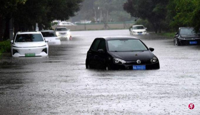 河南多地强降雨 开封发布暴雨红色预警