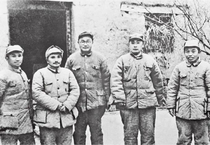 �й����뵳ʷ�������о�Ժ���ѵ�Сƽͬ־�������й���ɫ�������ΰ����ҵ��������ǰ��