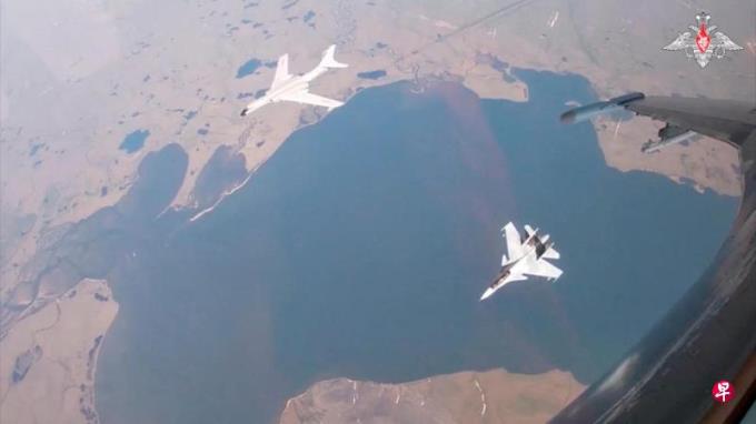ѧ�ߣ��ж����Ͼ�������ձ�ɫ������