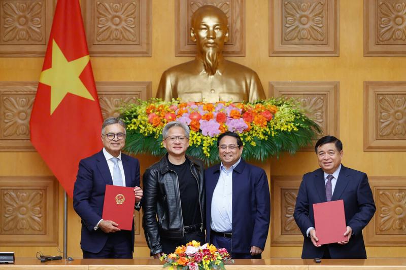 本月,英伟达的杰伊·普里和黄仁勋与越南总理范明政及该国计划与投资部长阮志勇在河内合影。