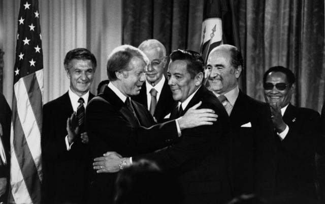 ������ͳ���ס����أ�Jimmy Carter����������İ������������˹��Omar Torrijos����1977��9��7��ǩ����Լ��ӵ����