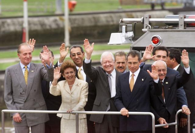 ��ʱ�İ�������ͳ�����ǡ�Ī˹������Mireya Moscoso����ǰ������ͳ���ס����أ�Jimmy Carter�������˾�λ��ͼƬ���룬�������ƽ�����һ�졣