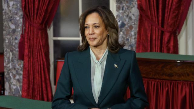 2025��1��3�գ�һλ������ɫ��װ�ͳ�����Ů��վ������������õľɲ���Ժ��������