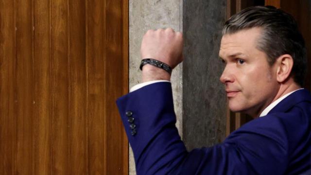 Ƥ�ء��ո���˹ (Pete Hegseth) ����ȭͷ��������ࡣ