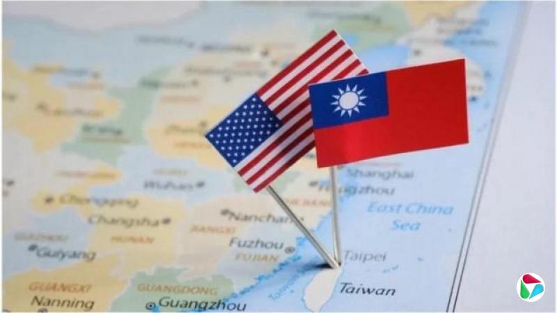 美国和台湾旗帜插在台湾地图上