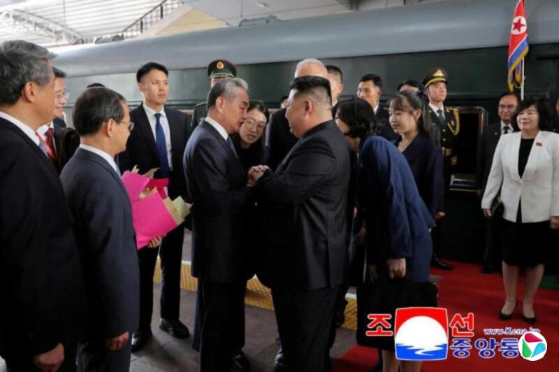 ��������쵼�˽������״�ЯŮ���鰮�����й�