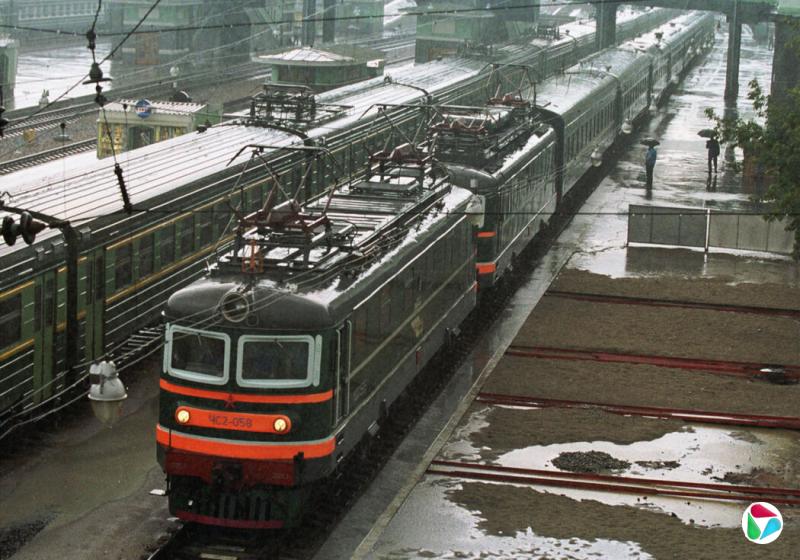 2001�꣬��������ר���ڶ���˹���������ǡ���ʱ�������ĸ��׽��������˳�ǰ��Ī˹�ơ�