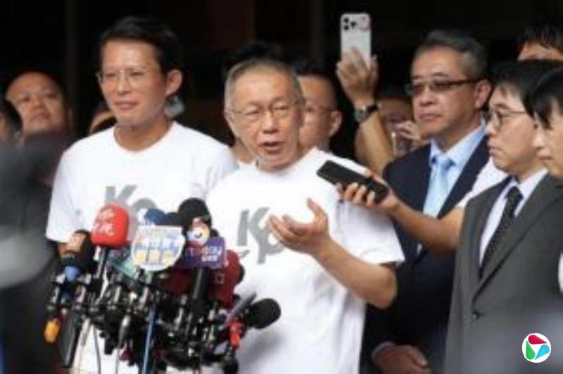 柯文哲交保后首度出庭 庭讯结束步出法院与小草击掌握手
