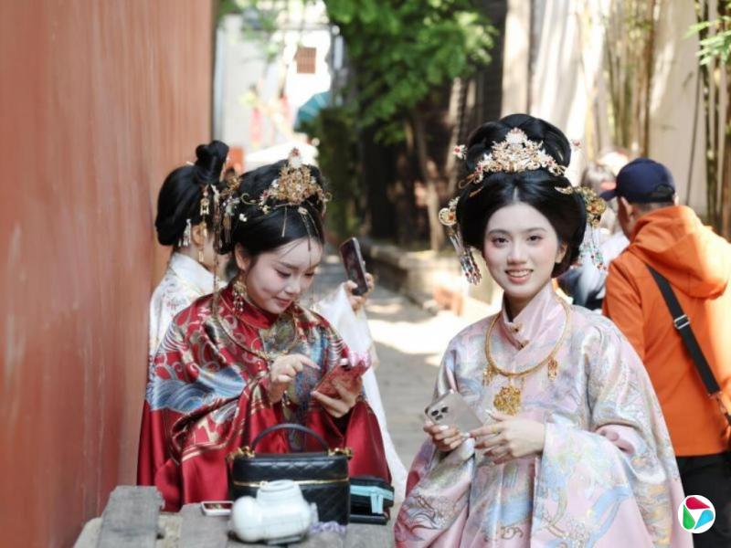 ����죺���ƺ���Ƶ����Ȧ�� ����������ͬ���ǣ�