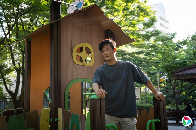 脱北者金日赫在首尔住处附近,摄于6月。他曾是韩流粉丝,在朝鲜时曾因“资本主义堕落行为”被捕。