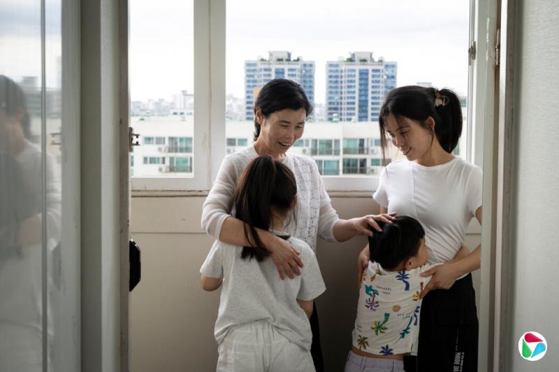 金柳美(右)与两个孩子及母亲一同脱北。韩国的生活并非当初想象的样子,但他们丝毫不后悔离开朝鲜的残暴独裁和无休止的宣传。