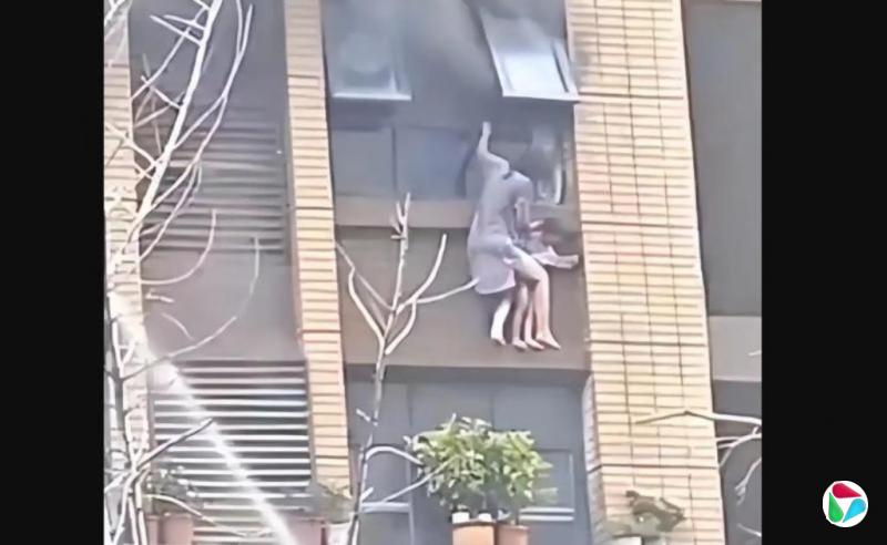 江苏火灾母女坠楼刷屏中国热搜 舆论质疑消防救援能力