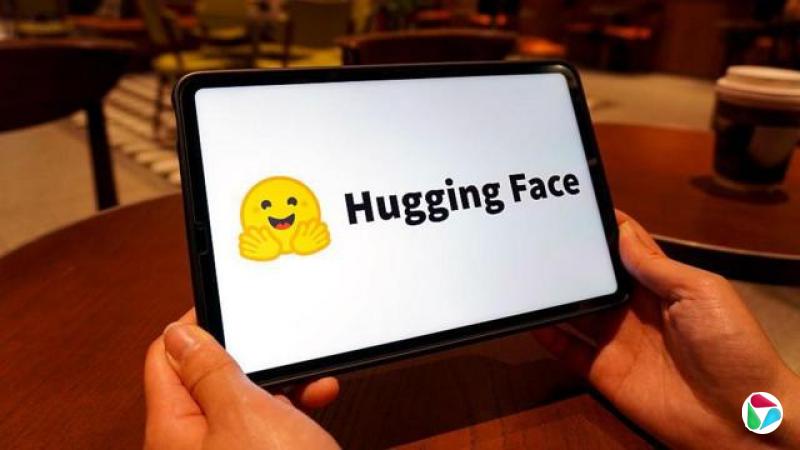 Hugging Face��־��ʾ��ƽ�����өĻ�ϡ��ñ�־��һ����ɫЦ��������ţ�˫����ǰ�ſ���