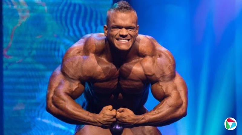 ����˹���󿨸��ڰ�ŵ�¾�������Arnold Classic��̨�ϰڳ����ƣ�����ɫ����ǰչʾ�伡�⼫Ϊ��������