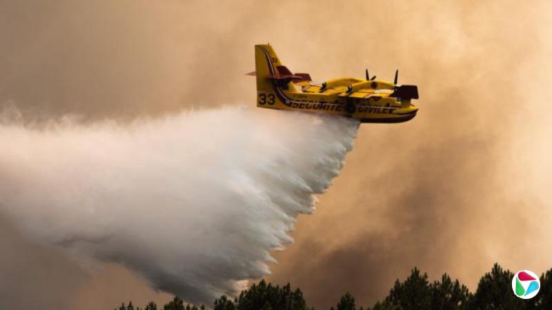 7 �£�Canadair ��һ�������ɻ��ڷ���������ʡ�����Ļ�������ˮ��