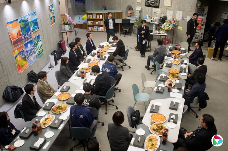 西川町町长菅野大志在某活动上发表讲话。他已为“波奇”及其他“智能农业”创新项目争取到了4万美元资金。