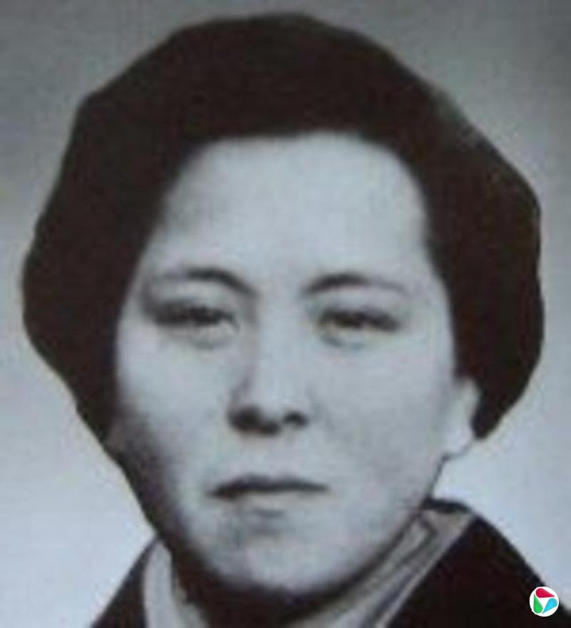 曾我实芳的一张黑白肖像照。她直视镜头。她留着一头短黑发,神情严肃。