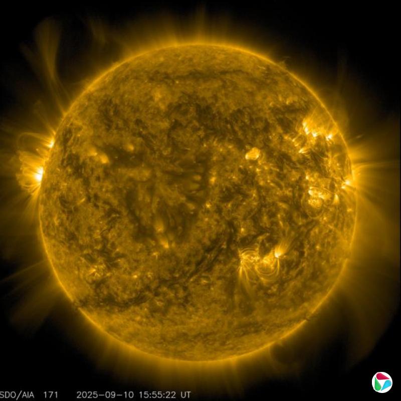 ������NASA�����̫��Ӱ���У���ź����ں�ɫ���������³��������Ļ�ɫ����Ƭ����չ��̫���ͷų��Ĵ�������������������ɼ��ط��⣬���г��ȡ����������������̫�ա�