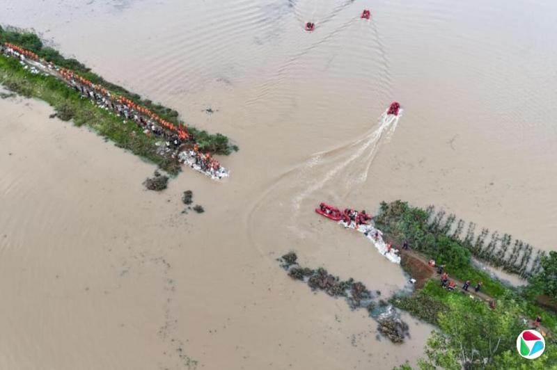 强降雨持续 河南周口一堤坝出现30米宽溃口