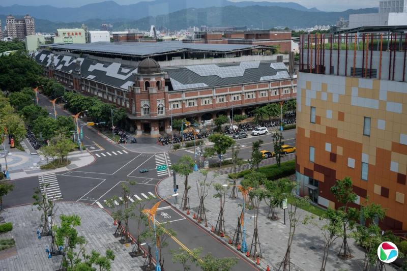 演习期间,台中街头空无一人,人们躲进地下室,或留在家中、商店、商场和火车站里。