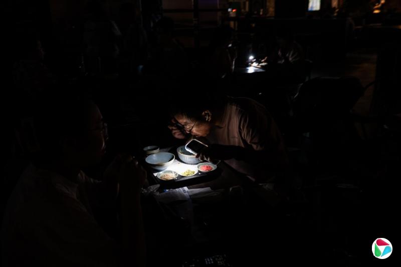 在LaLaport购物中心,大多数店铺在30分钟的演习期间熄灯关闭,而购物者和就餐者留在原地。