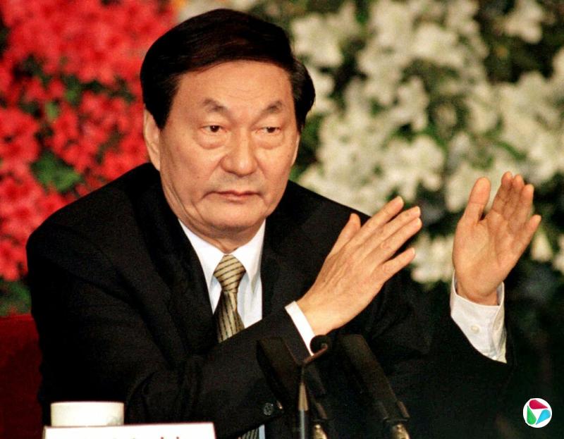 朱镕基,摄于1998年。他的经济举措推动了中国经济的快速增长,但也为后来与特朗普总统的贸易战以及中国当下面临的巨债务问题埋下了伏笔。
