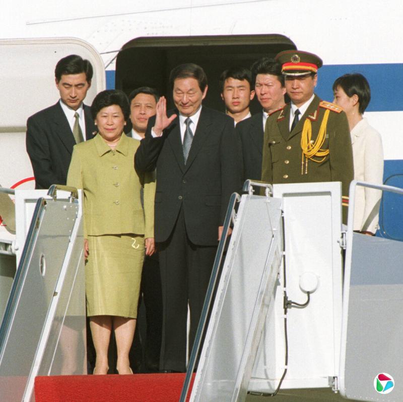 1999�꣬ʱ���й��������F���ִﻪʢ�١��ڹ��⣬���F��������ǵ��¼�������2001����й���������ó����֯չ��̸�С�