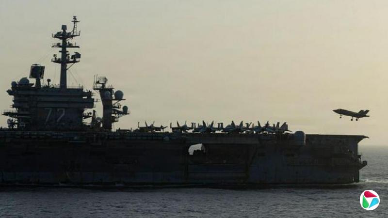 ���������ǲ��������ֿϺź���ĸ����USS Abraham Lincoln����2026��4��16���ڰ�������ִ�������ľ�Ⱥ�Ͽ��ص����������ж�����Ƭ���㺽��ĸ�����澰�ۣ�һ��С������ս������Ҫ�����ڼװ��ϡ�