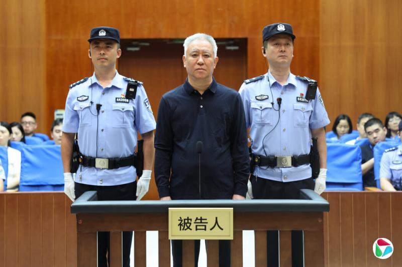 中国官方媒体发布的照片显示,恒大集团创始人许家印周四在深圳出庭。