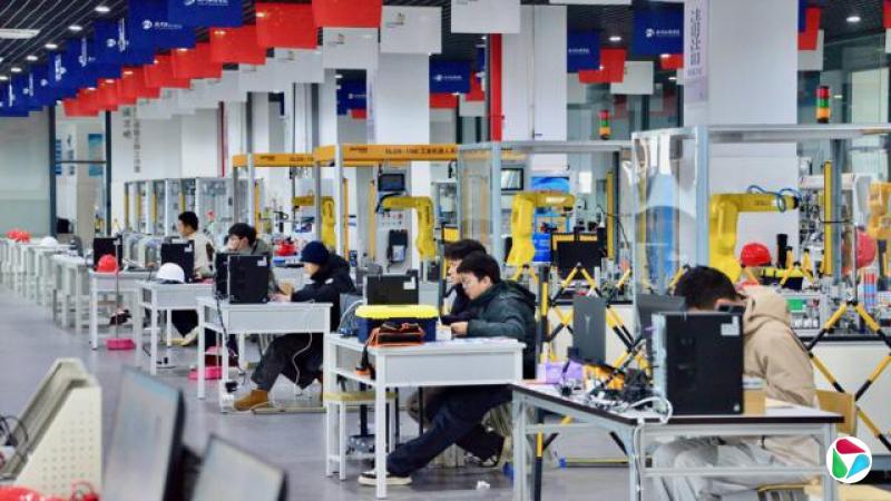 在杭州技术学院学习机器人技术的学生。