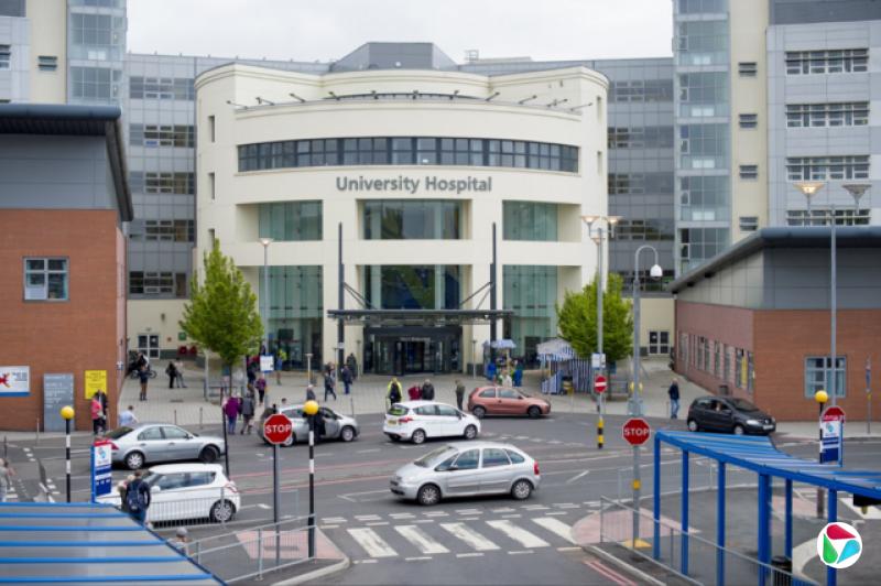���Ĵ���ѧҽԺ��University Hospital����ۡ�ҽԺ���а�Բ����ڣ����д������������ţ�����Ϊ��ש����������ͣ���Ŷ���������