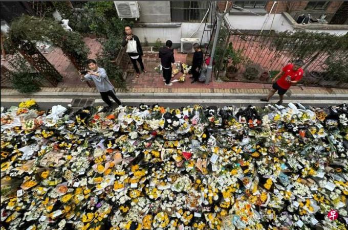 中国民众赴李克强合肥故居献花 故居外成花海