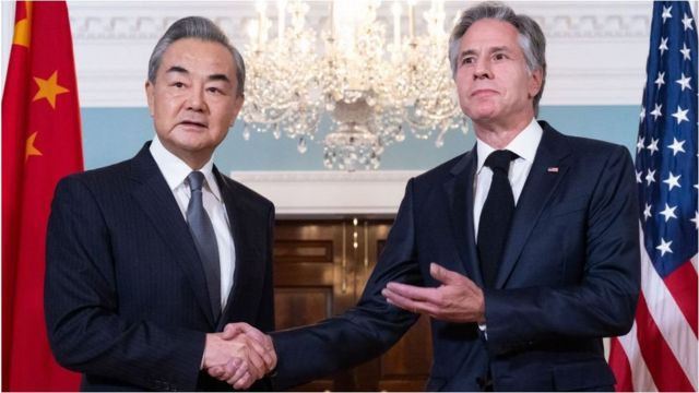 华盛顿美国国务院大楼内布林肯(右)与王毅(左)握手(26/10/2023)