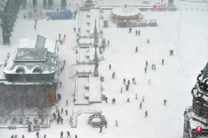 中国东北今冬最强暴风雪来袭 多地停课停航