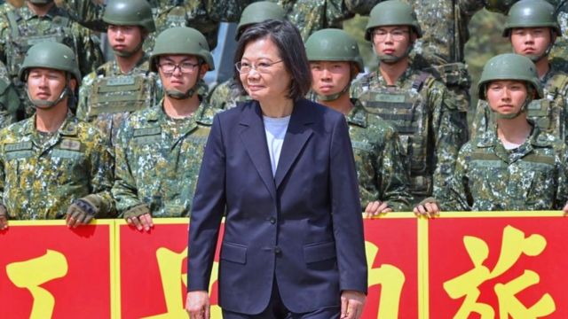 2023年3月25日,台湾总统蔡英文(中)在嘉义县视察期间与工兵部队合影。