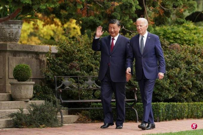 习近平同拜登散步交谈