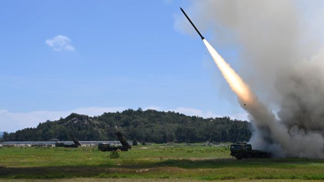 中国解放军东部战区朝台湾海峡发射导弹(新华社图片4/8/2022)