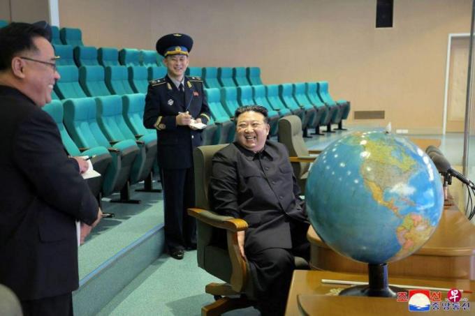金正恩笑看升空卫星“重要目标”侦察照