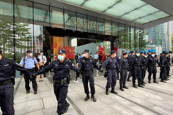深圳恒大总部外的保安人员,摄于2021年。投资者聚集在那里,要求偿还贷款和金融产品。