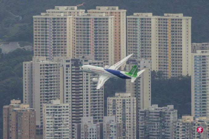 中国产C919飞机飞越维港 李家超:感觉很兴奋