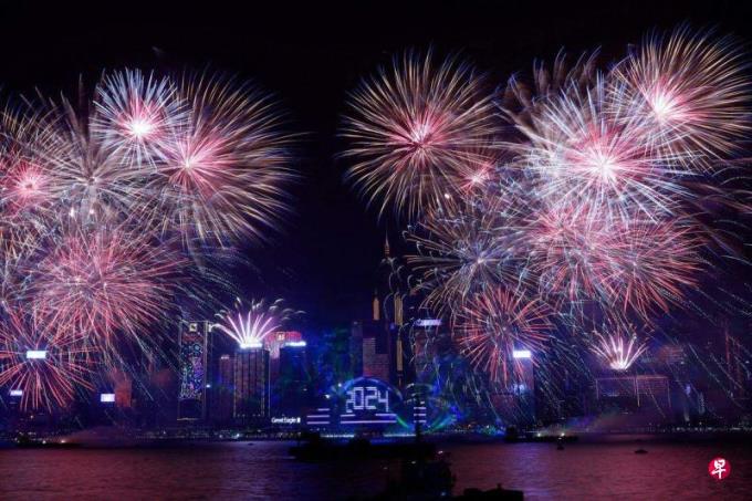 香港维港两岸逾47.9万人观赏跨年烟花汇演