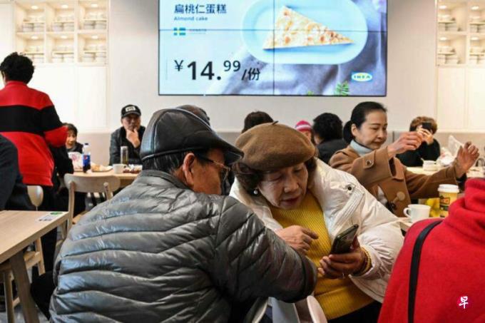 下午察:上海单身老人还在宜家寻爱