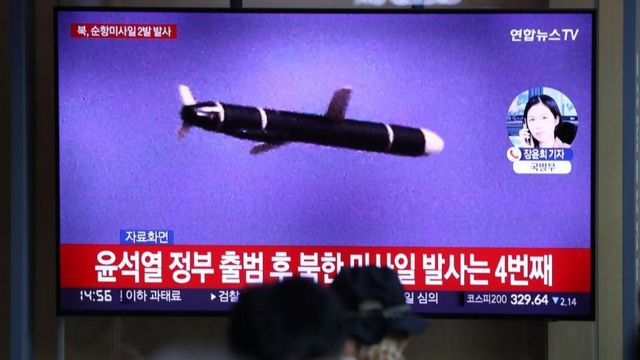 首尔民众此前在电视上观看朝鲜的一次导弹发射。