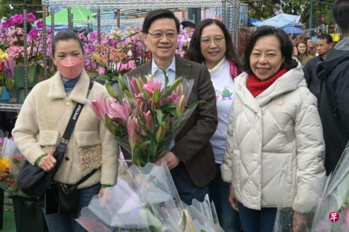 香港和澳门特区行政长官向市民祝贺新春