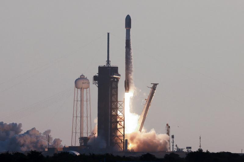 2022年,佛罗里达州卡纳维拉尔角,搭载着星链网络人造卫星的SpaceX猎鹰9号运载火箭发射现场。星链牢牢掌握着市场,以至于该公司还为其他竞争对手发射卫星。