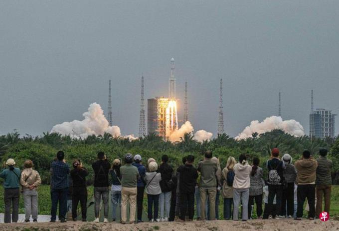 中国鹊桥二号中继卫星成功发射 探月工程进入新阶段