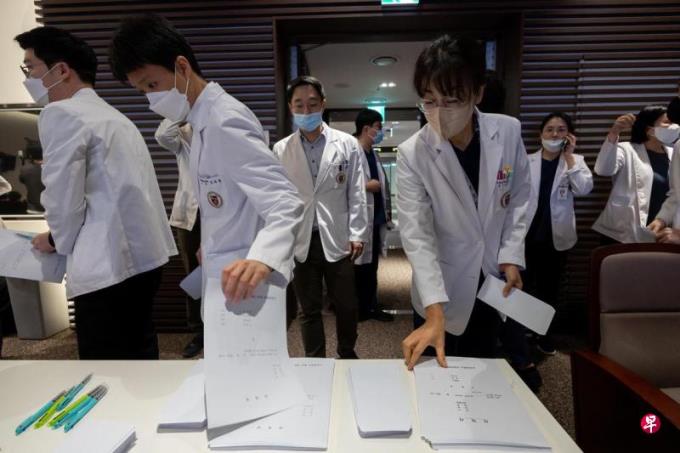 韩医学院教授集体辞职声援离岗医生