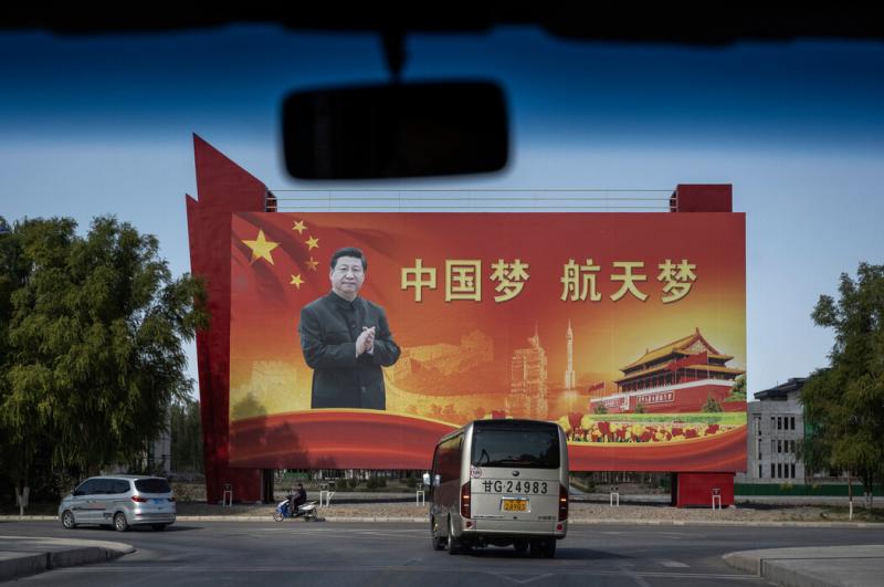 一辆载着记者的巴士前往中国酒泉卫星发射中心的发射前新闻发布会,摄于2021年。